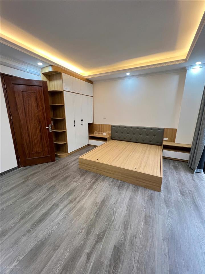 Căn góc nguyễn khánh toàn, ngõ thông, 3 thoáng, sân xe, sát phố, 30m ra ô tô, dân xây, sổ cc, 43m2
