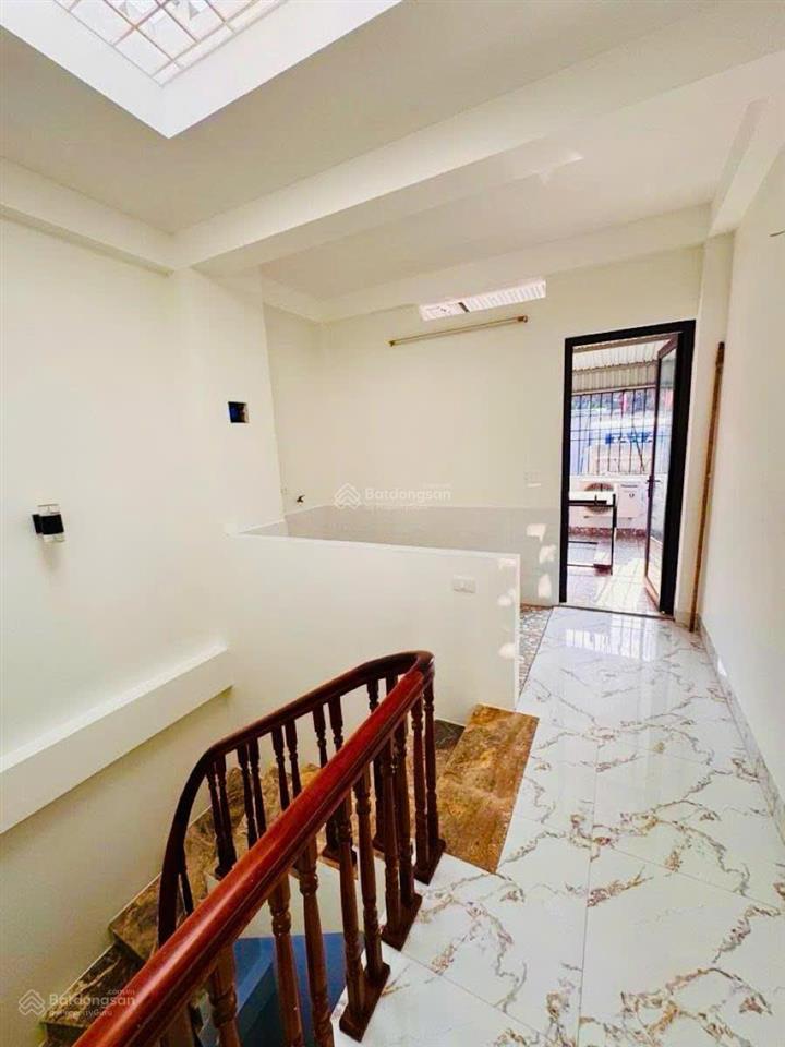 Căn góc nguyễn khánh toàn, ngõ thông, 3 thoáng, sân xe, sát phố, 30m ra ô tô, dân xây, sổ cc, 43m2