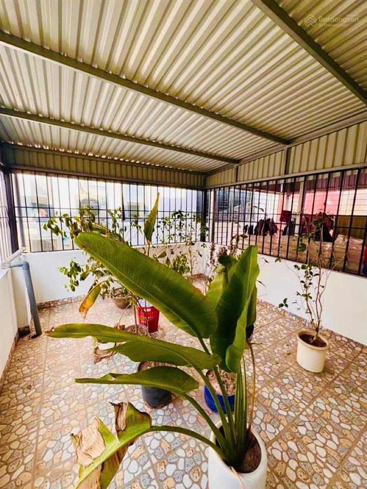 Căn góc nguyễn khánh toàn, ngõ thông, 3 thoáng, sân xe, sát phố, 30m ra ô tô, dân xây, sổ cc, 43m2