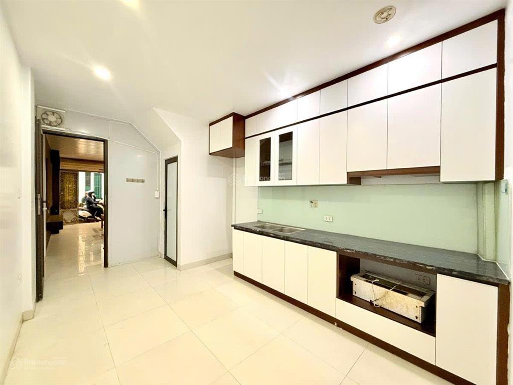 Lô góc dương quảng hàm, 2 mặt ngõ, 35m ra phố, ngõ 3 gác tránh, ở/ cho thuê, dân xây, sổ cc, 42m2
