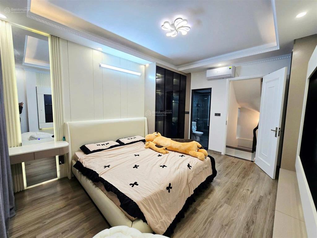 Nhà nguyễn văn huyên, ngõ thông, 30m ra ô tô, thang máy, thông sàn, sổ a4, full nt, ko qh, 40m2*6t