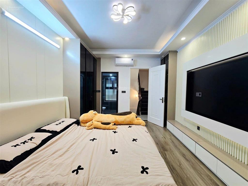 Nhà nguyễn văn huyên, ngõ thông, 30m ra ô tô, thang máy, thông sàn, sổ a4, full nt, ko qh, 40m2*6t