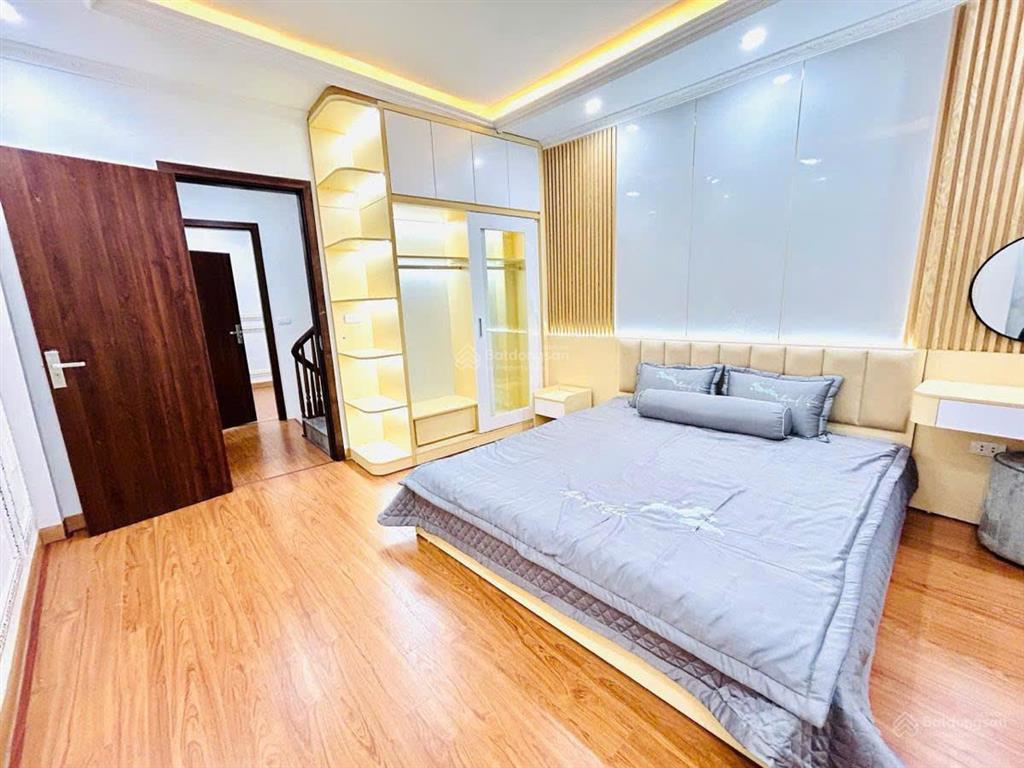 Mặt ngõ p. chùa láng, ngõ thông kinh doanh, gần hồ, dân xây, tặng nt, sổ vuông, ở/cho thuê, 40m2