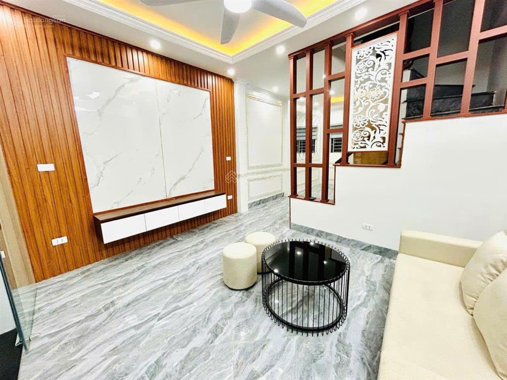 Mặt ngõ p. chùa láng, ngõ thông kinh doanh, gần hồ, dân xây, tặng nt, sổ vuông, ở/cho thuê, 40m2