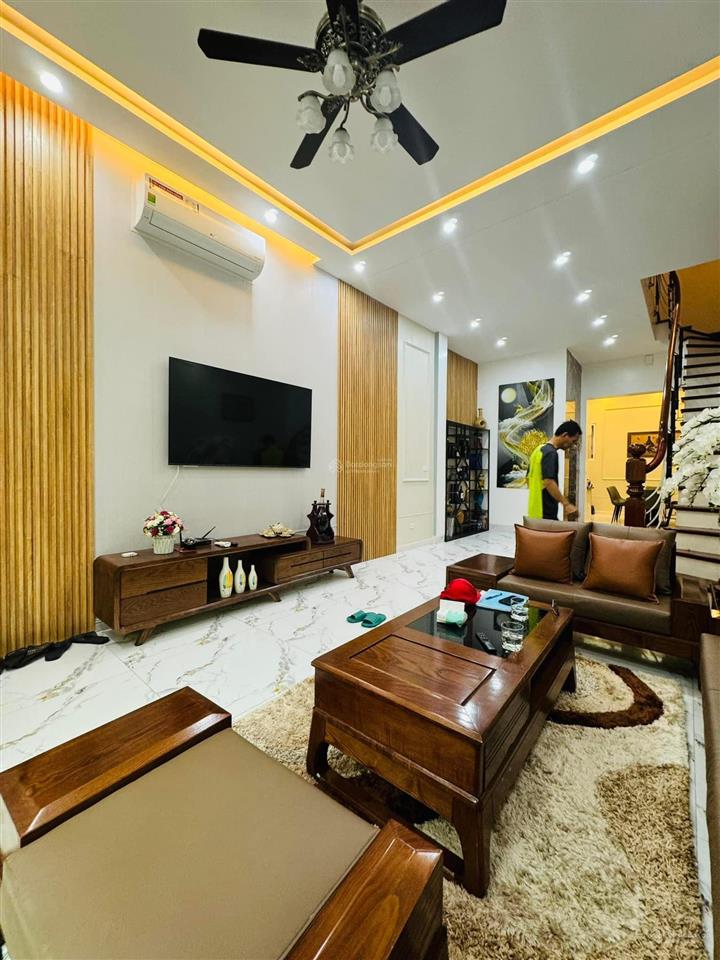 Hàng kín, phố chùa láng, đủ đồ, ở luôn, ngõ 3m, nông, thang máy, thoáng sáng, ô tô 10m, hơn 9 tỷ