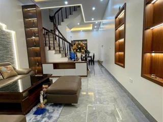 Nhà cầu giấy, ngõ thông, thoáng trước sau, gần phố, dân trí cao, ở cho thuê tốt, ô tô 35m, hơn 7 tỷ