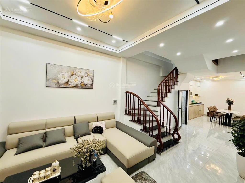 Phố chùa láng, ngõ đẹp 3 gác tránh, cực gần ô tô, ở/cho thuê, tặng nt, sổ cc, sân để xe, 45m2*5t
