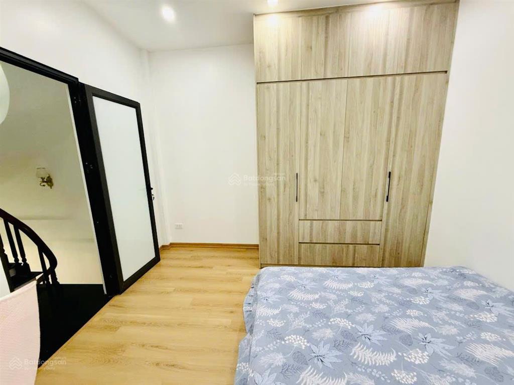 Phố chùa láng, ngõ đẹp 3 gác tránh, cực gần ô tô, ở/cho thuê, tặng nt, sổ cc, sân để xe, 45m2*5t