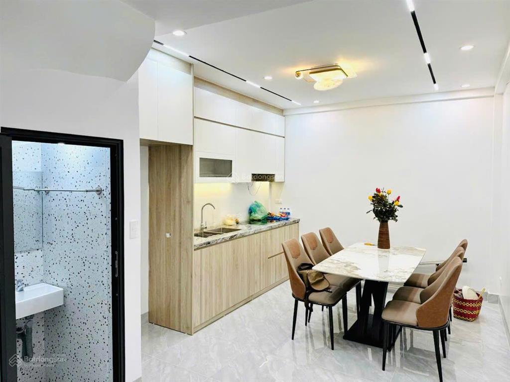 Phố chùa láng, ngõ đẹp 3 gác tránh, cực gần ô tô, ở/cho thuê, tặng nt, sổ cc, sân để xe, 45m2*5t