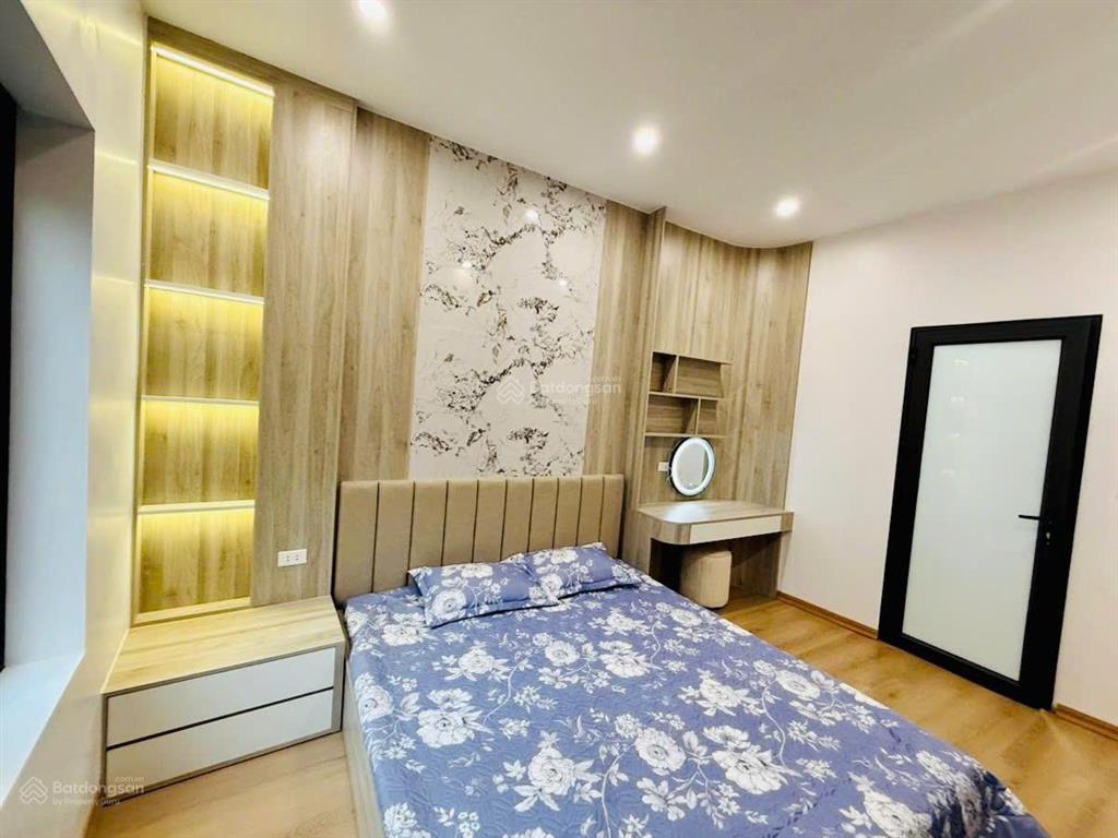 Phố chùa láng, ngõ đẹp 3 gác tránh, cực gần ô tô, ở/cho thuê, tặng nt, sổ cc, sân để xe, 45m2*5t