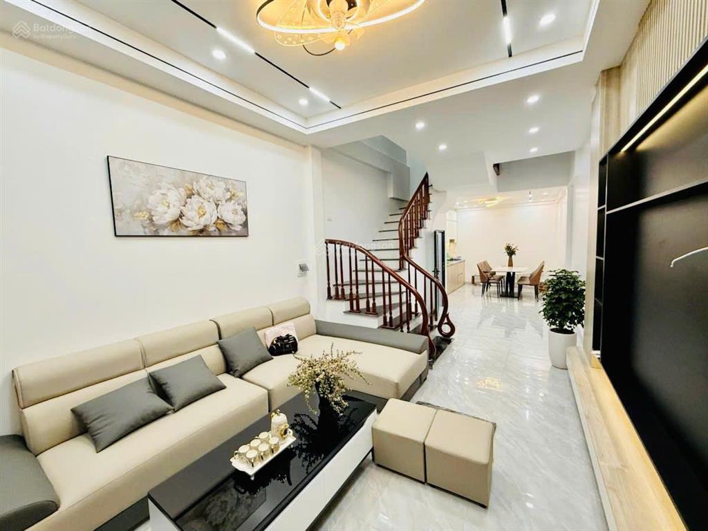 Phố chùa láng, ngõ đẹp 3 gác tránh, cực gần ô tô, ở/cho thuê, tặng nt, sổ cc, sân để xe, 45m2*5t