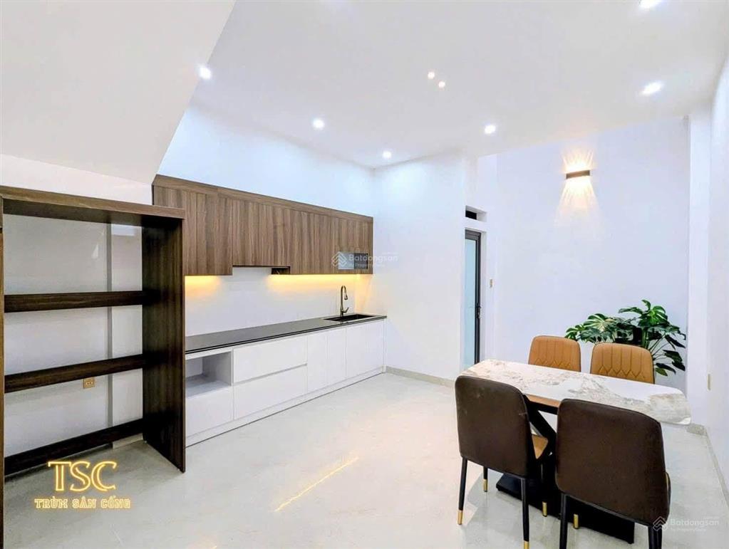 Giá sốc! hoàng quốc việt, 52m2, giao 8.8 tỷ, lô góc, ngõ thông, ô tô cách 35, dân xây, ở luôn
