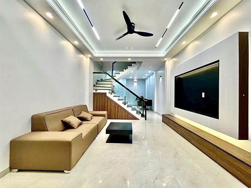 Giá sốc! hoàng quốc việt, 52m2, giao 8.8 tỷ, lô góc, ngõ thông, ô tô cách 35, dân xây, ở luôn