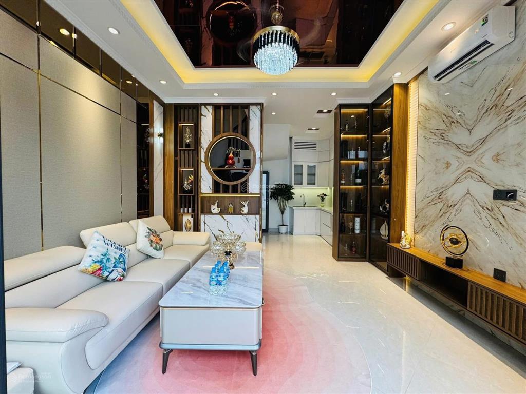 Bán nhanh nhà hoàng quốc việt, thang máy, đủ đồ ở luôn, ô tô 20m, thông tứ tung, hơn 7 tỷ