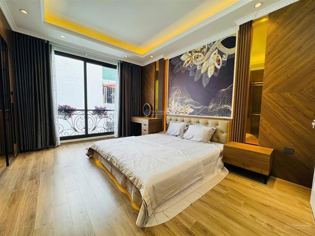 Bán nhanh nhà hoàng quốc việt, thang máy, đủ đồ ở luôn, ô tô 20m, thông tứ tung, hơn 7 tỷ