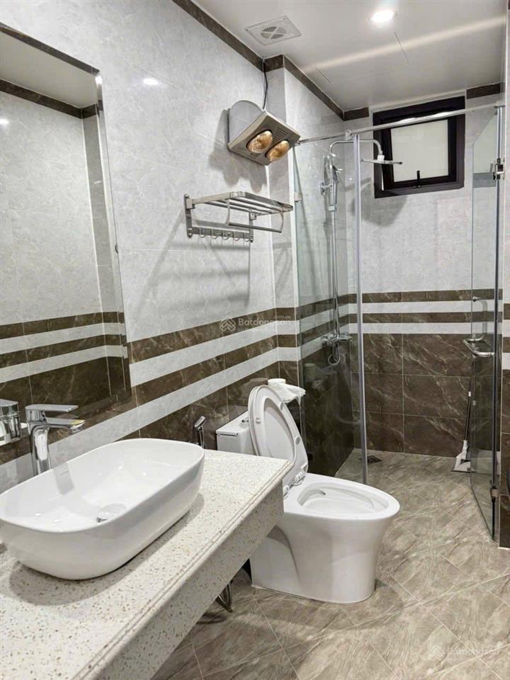 Bán nhanh nhà hoàng quốc việt, thang máy, đủ đồ ở luôn, ô tô 20m, thông tứ tung, hơn 7 tỷ