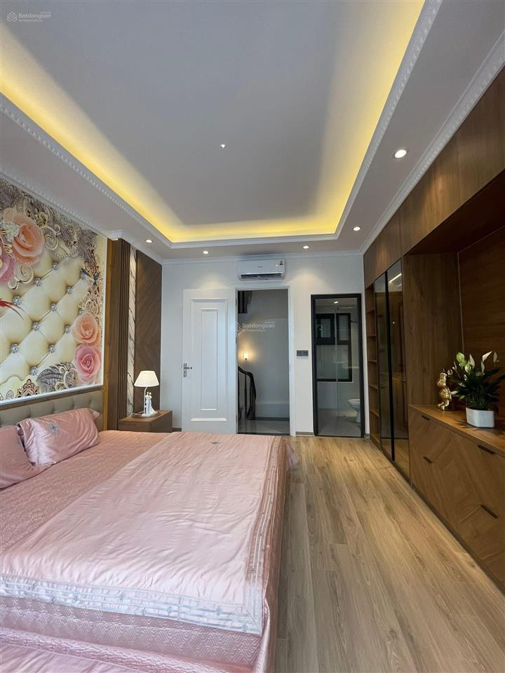 Bán nhanh nhà hoàng quốc việt, thang máy, đủ đồ ở luôn, ô tô 20m, thông tứ tung, hơn 7 tỷ