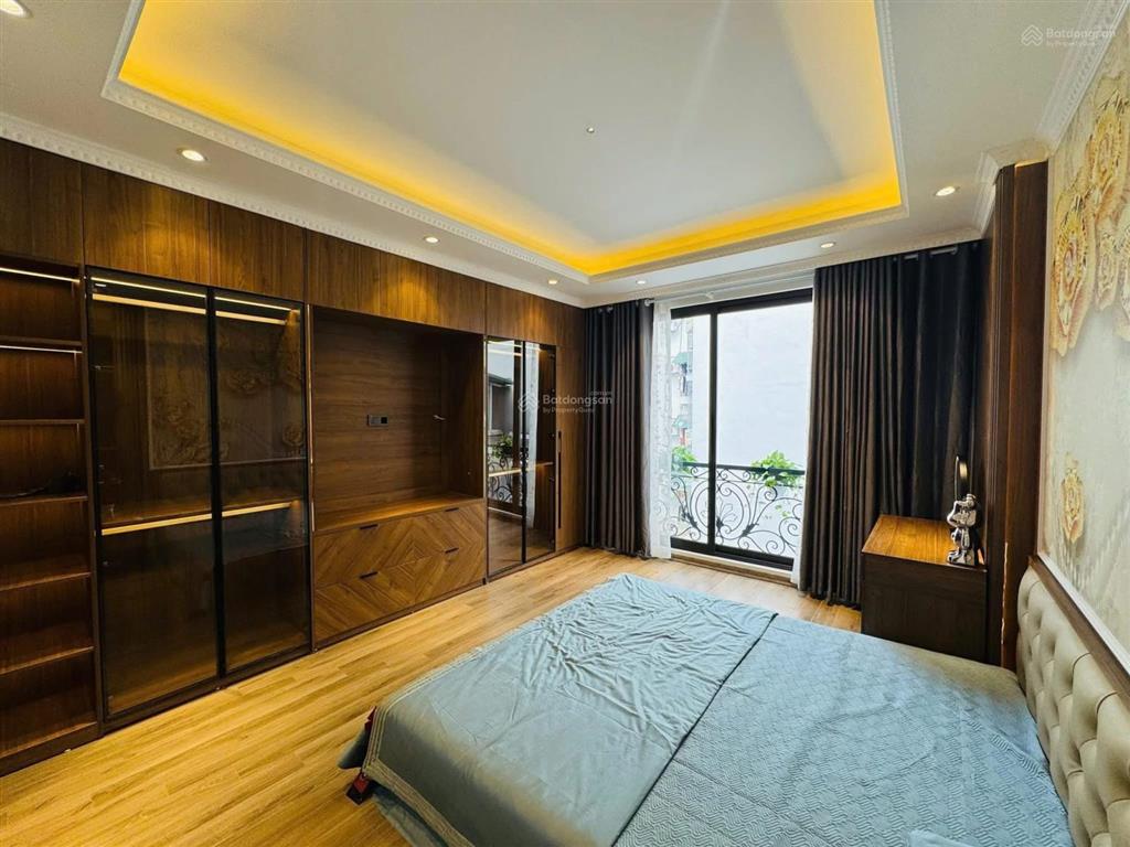 Bán nhanh nhà hoàng quốc việt, thang máy, đủ đồ ở luôn, ô tô 20m, thông tứ tung, hơn 7 tỷ