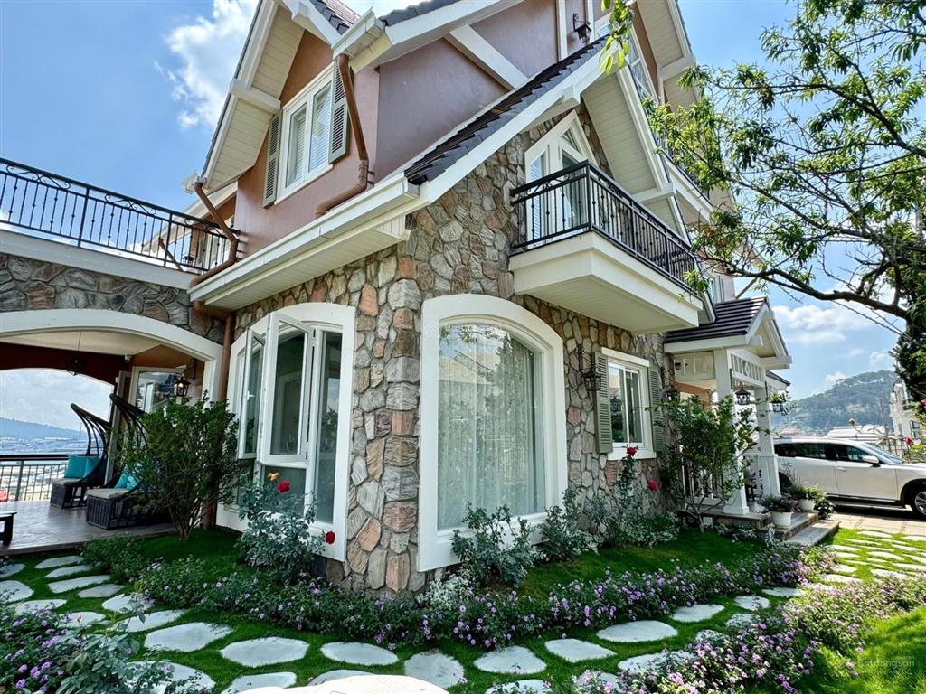 Biệt thự sang trọng, đầy đủ nội thất, view thung lũng đèn, cách chợ đl 5km