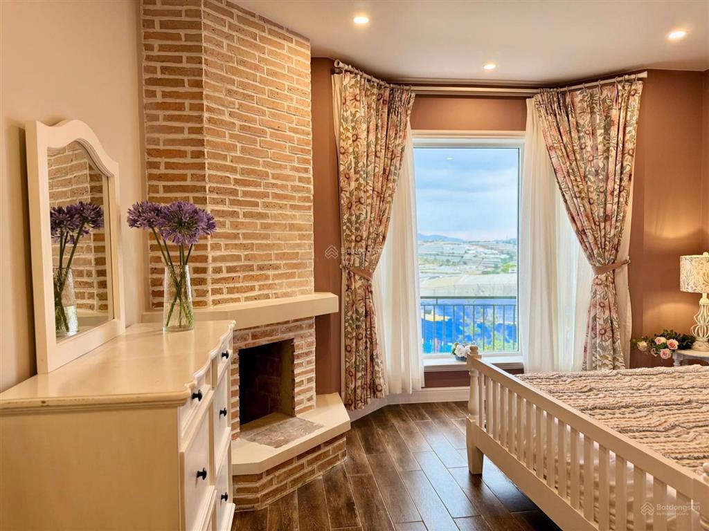 Biệt thự sang trọng, đầy đủ nội thất, view thung lũng đèn, cách chợ đl 5km