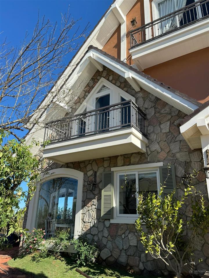 Biệt thự sang trọng, đầy đủ nội thất, view thung lũng đèn, cách chợ đl 5km