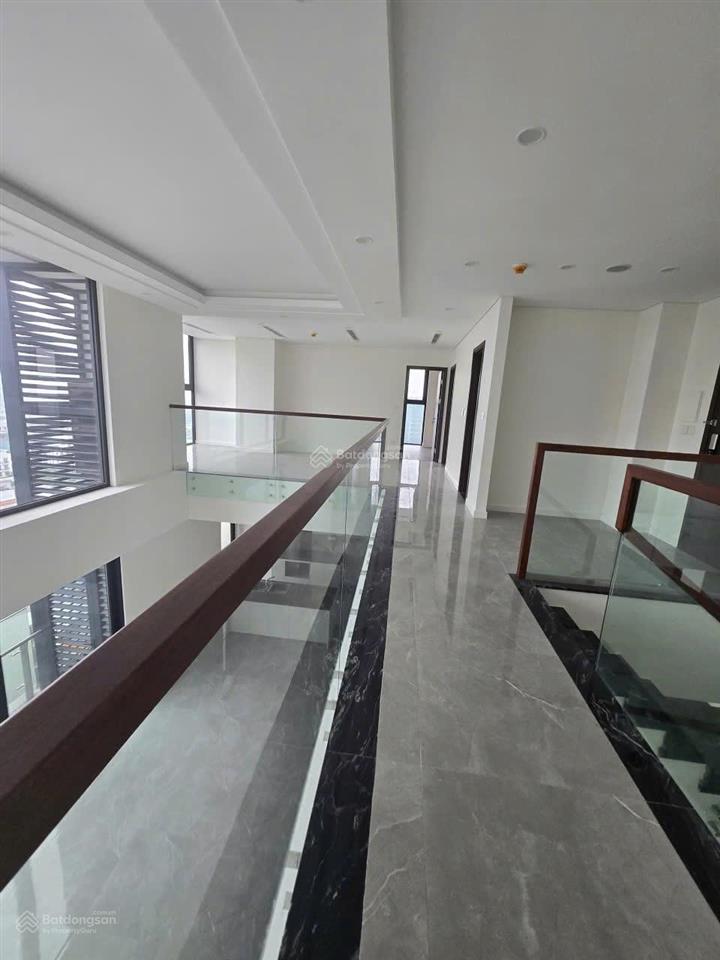 Bán gấp penthouse sunshine green iconic 250m2 4pn nổi bật long biên 0979 227 ***