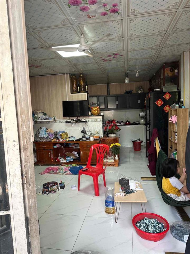 cần bán nhà sổ chung gần phường dĩ an.TP HCM