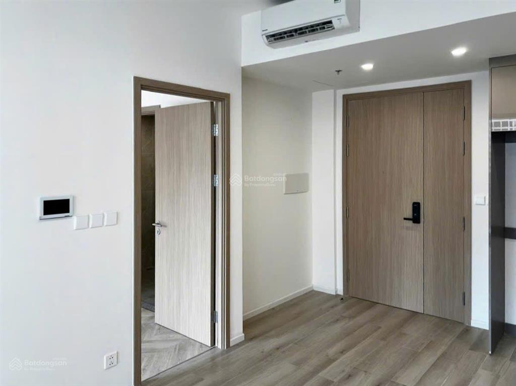 Cho thuê 2pn 2wc bếp rèm masteri centre point, view hồ bơi, có lò nướng, free phí quản lý vinhomes