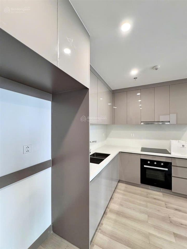 Cho thuê 2pn 2wc bếp rèm masteri centre point, view hồ bơi, có lò nướng, free phí quản lý vinhomes