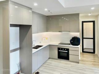 Cho thuê 2pn 2wc bếp rèm masteri centre point, view hồ bơi, có lò nướng, free phí quản lý vinhomes