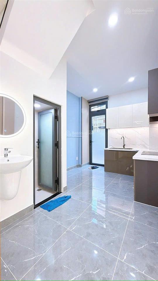 Bán nhà đẹp mới xây 3 tấm q4, xe hơi đỗ cửa, căn góc 3 mặt tiền hẻm kinh doanh, 3 pn, giá 8 tỷ 9 tl