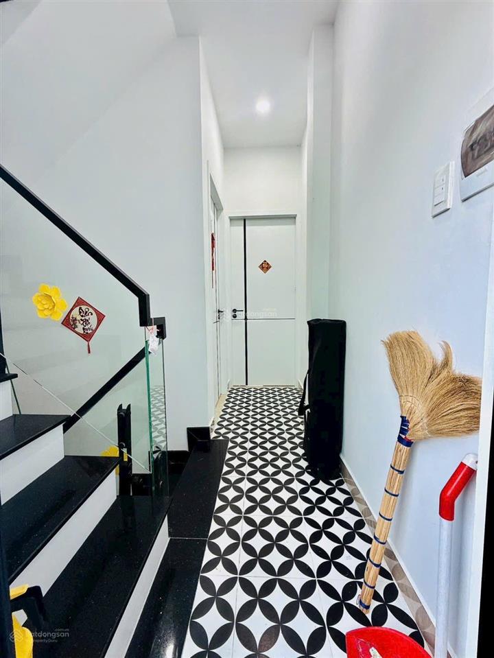 Nhà bán mới xây 4 tấm quận 4 góc 2 mặt hẻm dt 4,7*11,2 khu dân cư 1/ thẳng giáp q1 giá 5 tỉ 650 tl