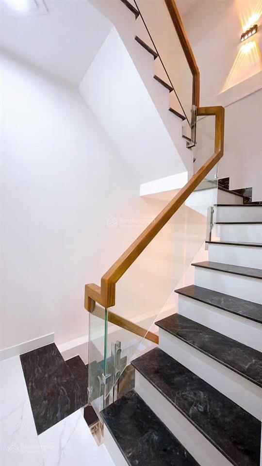 Bán nhà đẹp 4 tấm khu vip ẩm thực 20 thước quận 4 hẻm 4m giá 5 tỉ nhĩnh giáp q1 chỉ 1 di chuyển