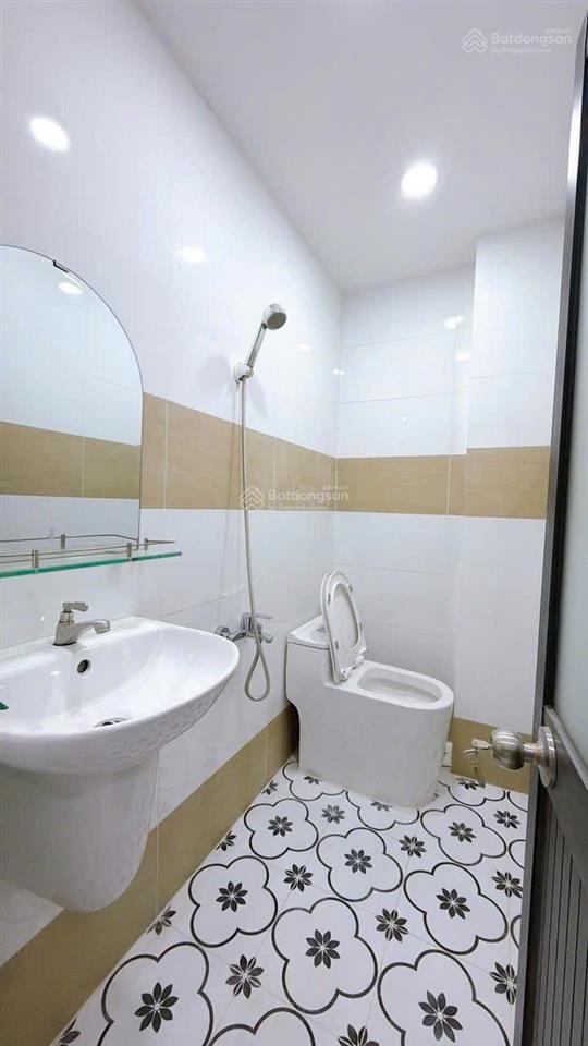 Bán nhà đẹp 4 tấm khu vip ẩm thực 20 thước quận 4 hẻm 4m giá 5 tỉ nhĩnh giáp q1 chỉ 1 di chuyển