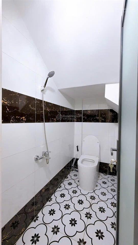 Bán nhà đẹp 4 tấm khu vip ẩm thực 20 thước quận 4 hẻm 4m giá 5 tỉ nhĩnh giáp q1 chỉ 1 di chuyển