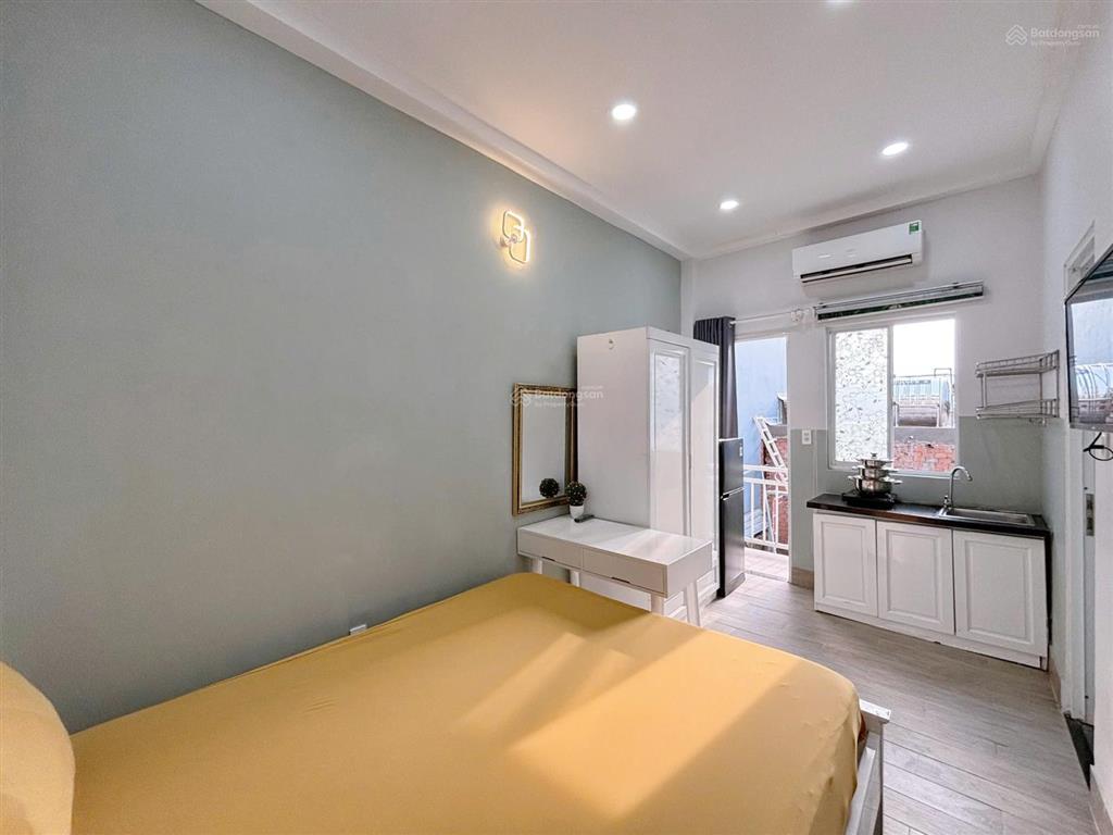 Phòng ban công full nội thất ngay lê văn sỹ