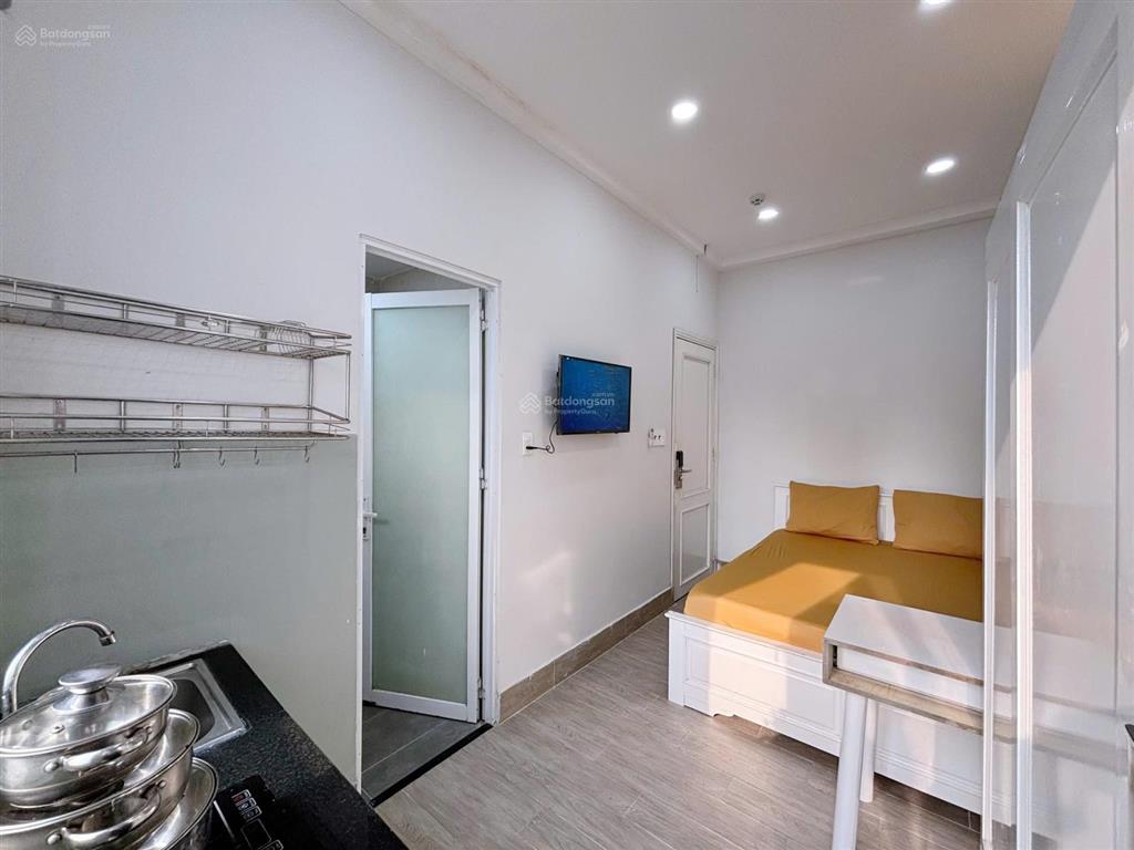 Phòng ban công full nội thất ngay lê văn sỹ