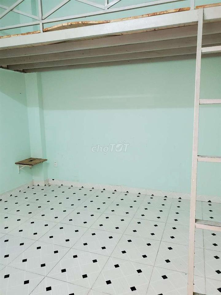 Khu vực an ninh khu dân cư đông đúc gần chợ và trường học 