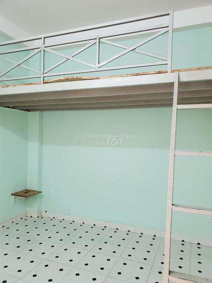 Khu vực an ninh khu dân cư đông đúc gần chợ và trường học 