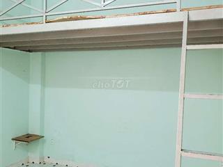 Khu vực an ninh khu dân cư đông đúc gần chợ và trường học 