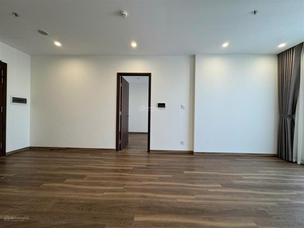 Cho thuê căn 2 pn đồ nguyên bản sẵn rèm và nóng lạnh tòa zurich 1 hướng đông nam view thoáng