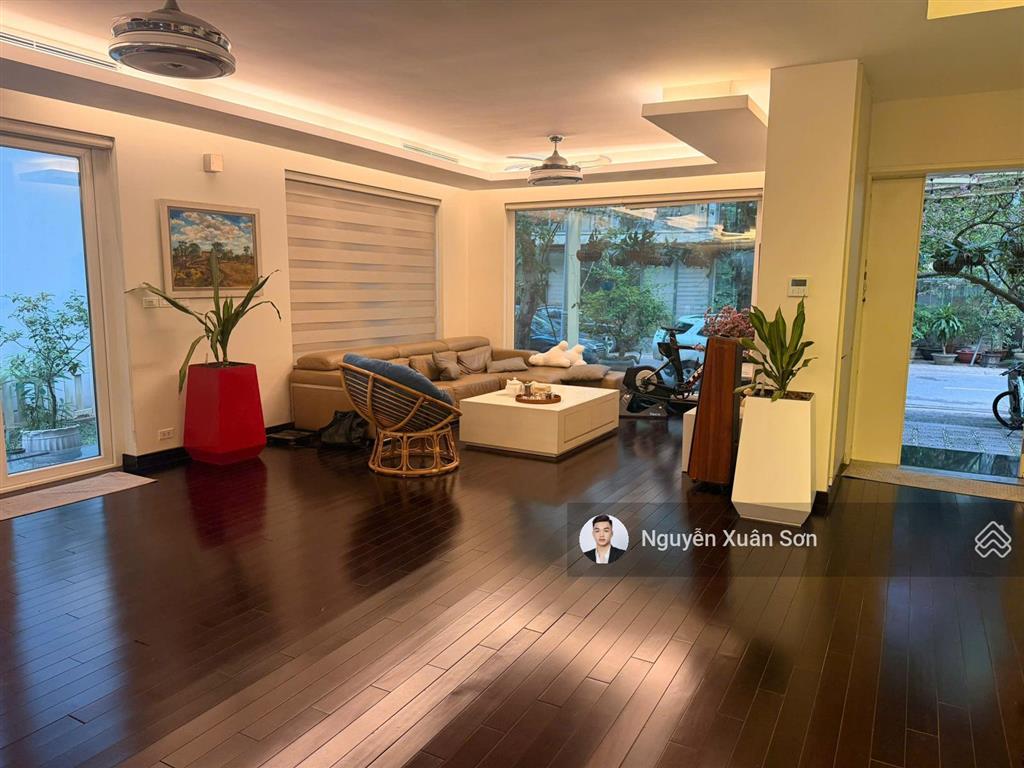 Cho thuê nhà phố vườn park river ecopark 194m2 4 tầng sân vườn rộng full đồ xịn, giá 33tr/th
