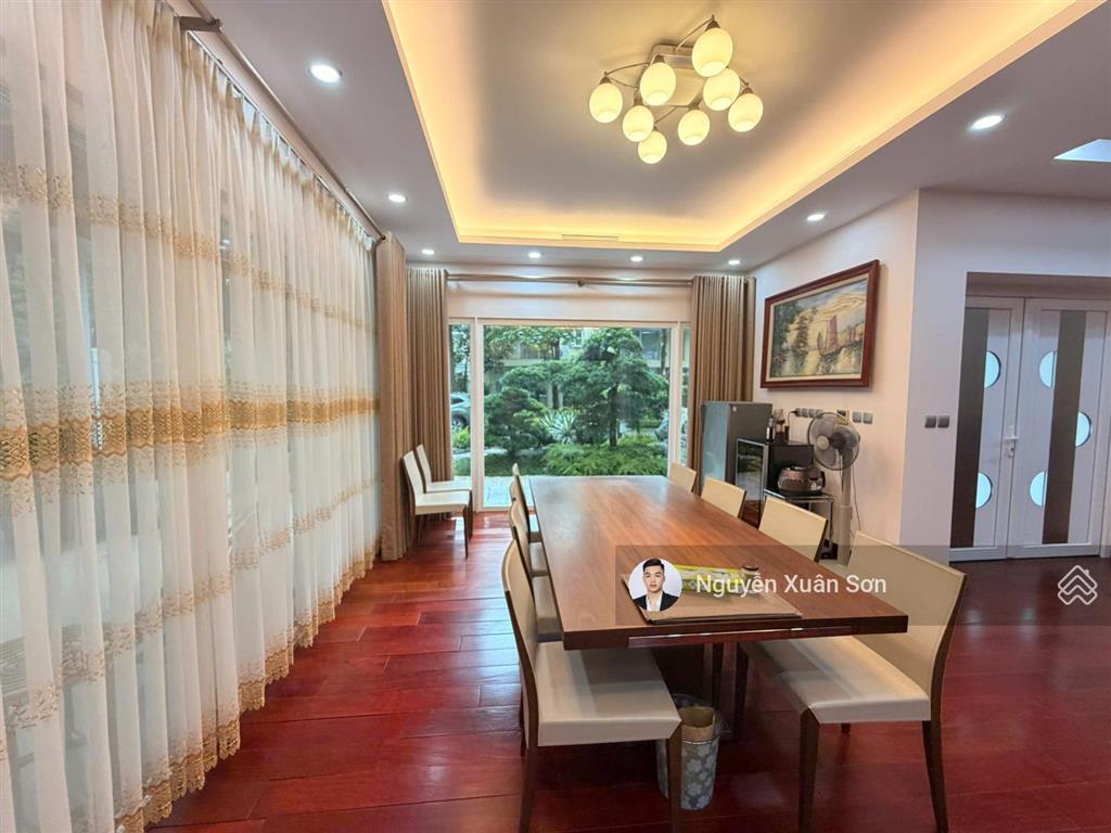 Bán biệt thự đơn lập vườn tùng ecopark 324m2 full nội thất sang trọng giá 200tr/m2