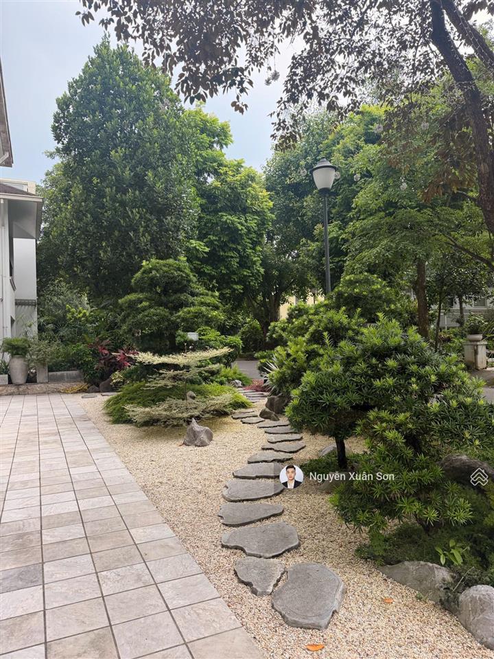 Bán biệt thự đơn lập vườn tùng ecopark 324m2 full nội thất sang trọng giá 200tr/m2