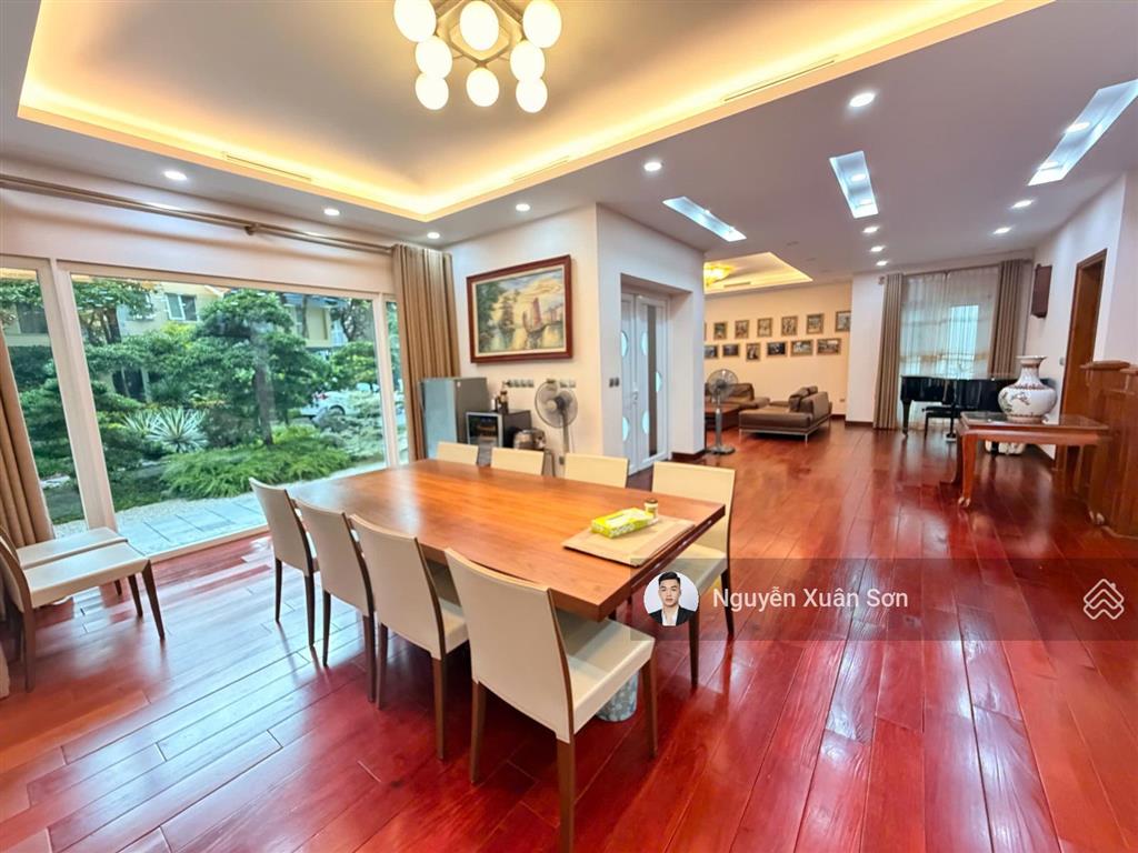 Bán biệt thự đơn lập vườn tùng ecopark 324m2 full nội thất sang trọng giá 200tr/m2