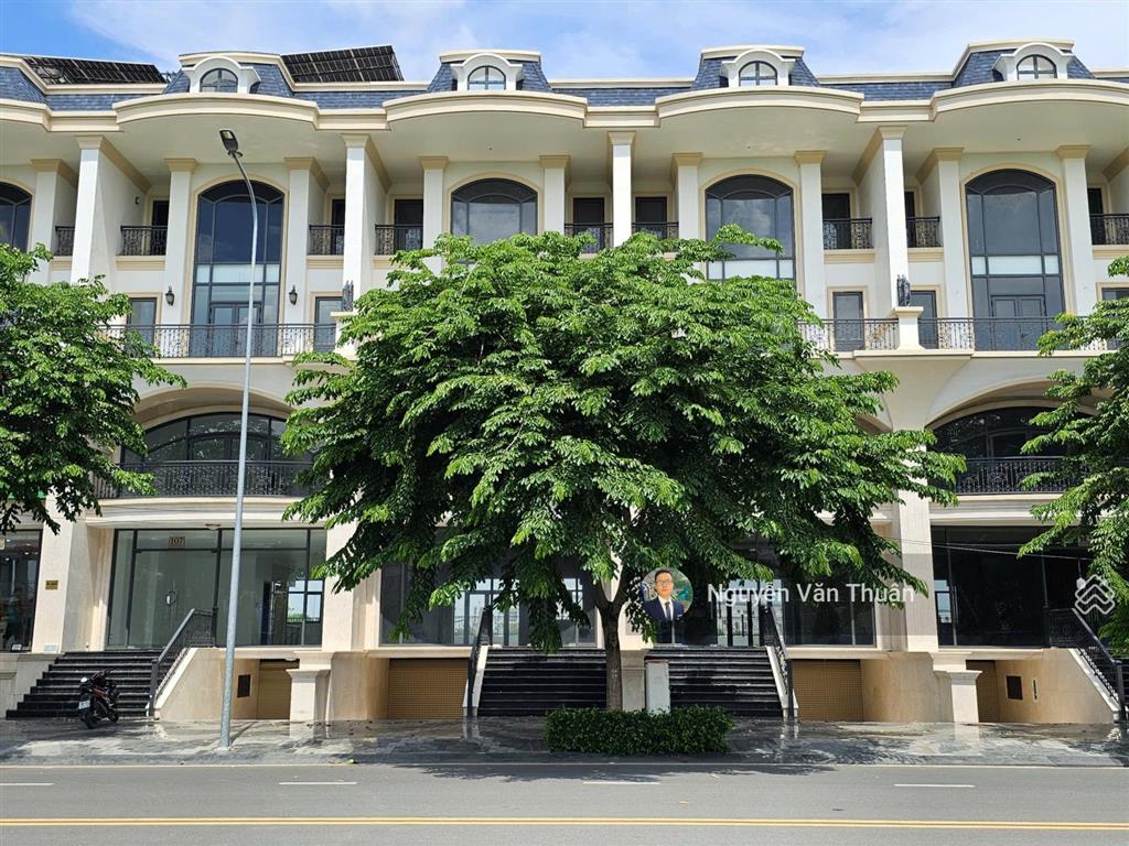 Nhà nguyên căn vạn phúc city  ngang 7m rộng rãi  view đối diện sân tennis