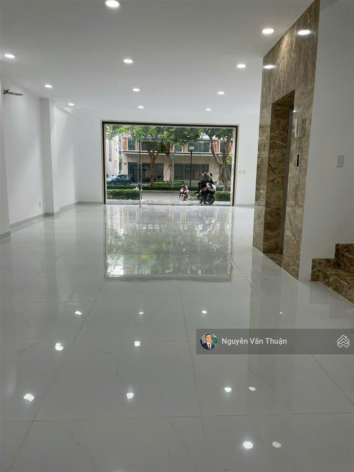 Cho thuê tòa nhà văn phòng mặt tiền đường 35m  vạn phúc city  xây dựng 6 tầng  giá tốt