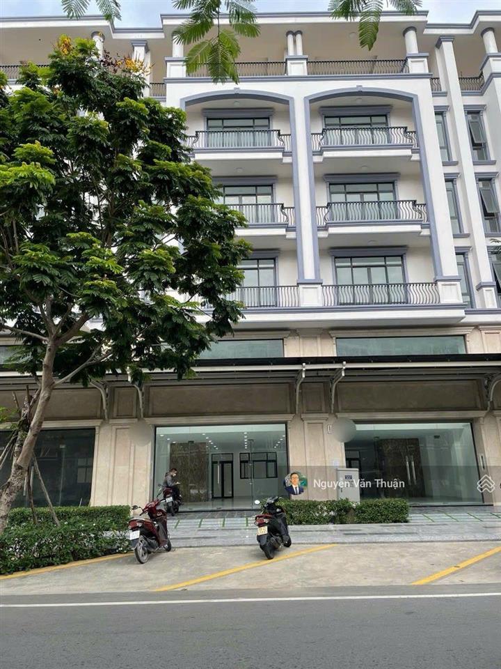 Cho thuê tòa nhà văn phòng mặt tiền đường 35m  vạn phúc city  xây dựng 6 tầng  giá tốt