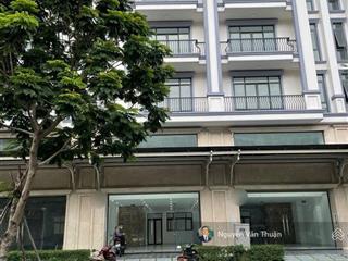 Cho thuê tòa nhà văn phòng mặt tiền đường 35m  vạn phúc city  xây dựng 6 tầng  giá tốt