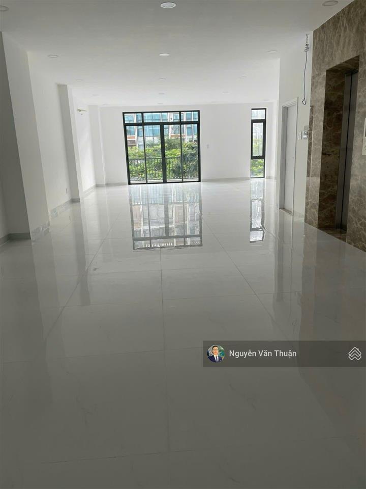 Cho thuê tòa nhà văn phòng mặt tiền đường 35m  vạn phúc city  xây dựng 6 tầng  giá tốt